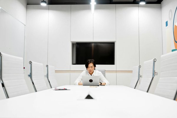 Was sind die Herausforderungen bei der Implementierung von Unternehmensdienstleistungen?